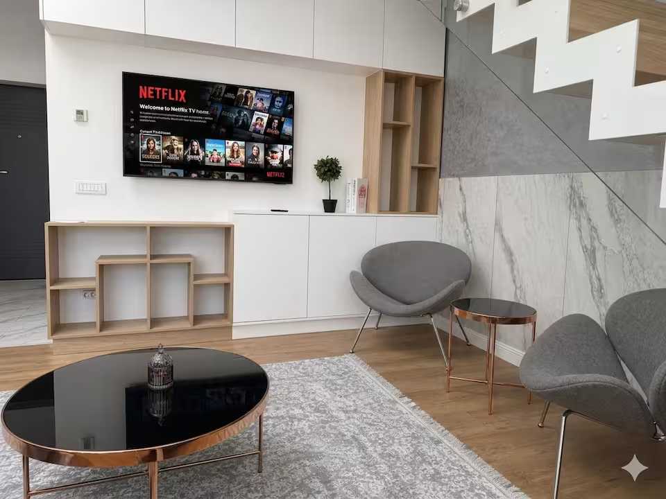 O camera de zi cu televizor cu ecran plat si fereastra — apartament în Oradea