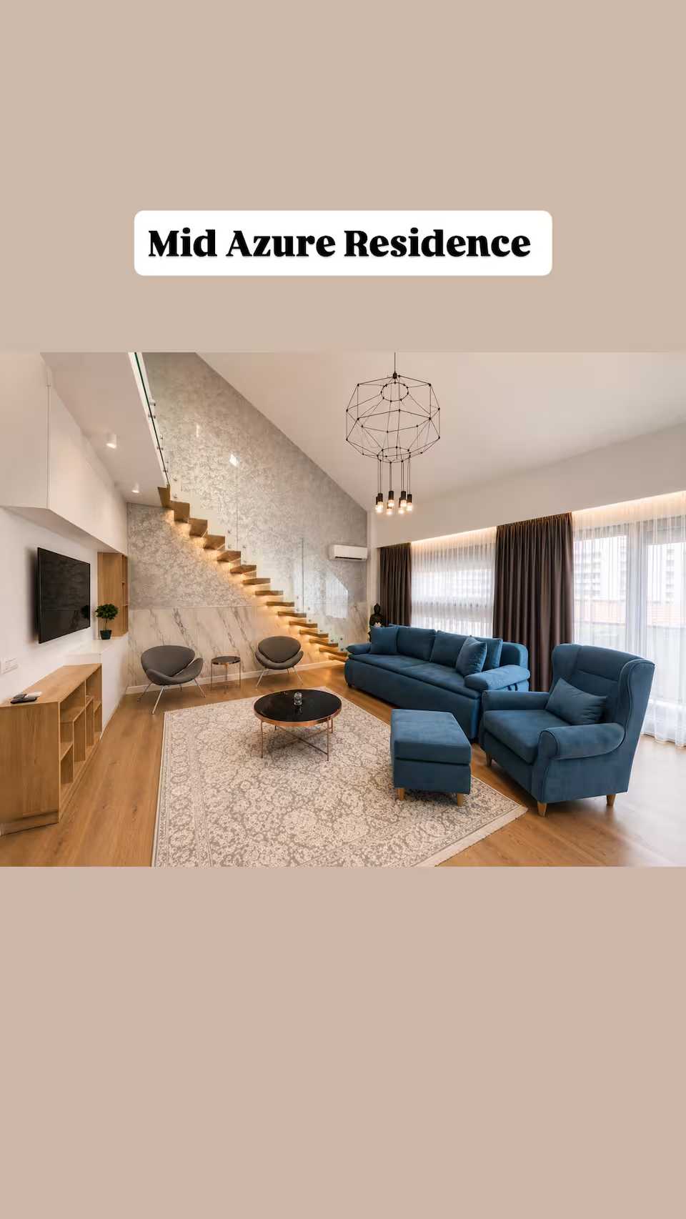 O cameră de zi cu o canapea albastră, un scaun, o masă de cafea și o fereastră — apartament în Oradea