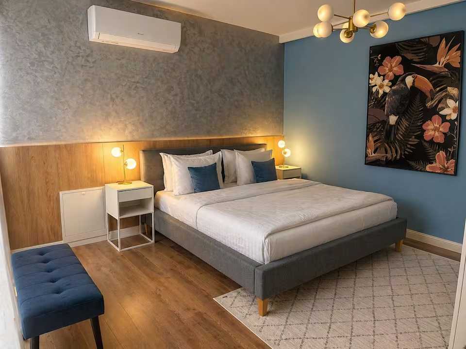 O cameră cu pat și o fereastră — apartament în Oradea
