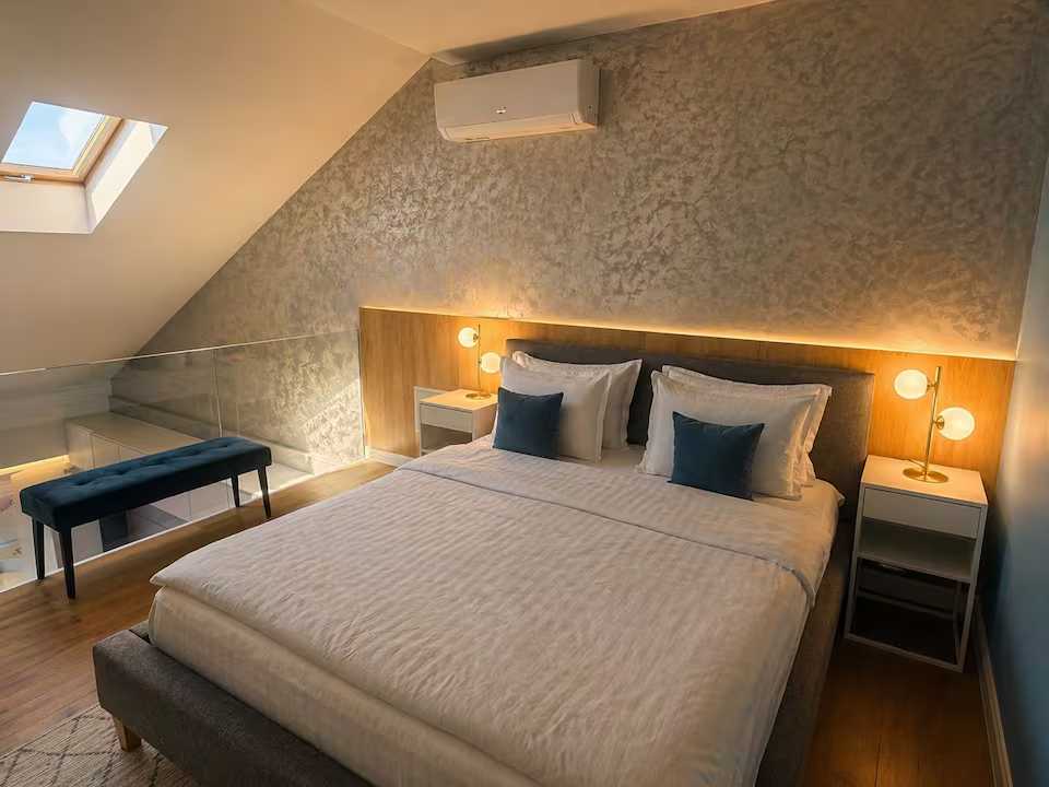 O cameră cu pat și o fereastră — apartament în Oradea