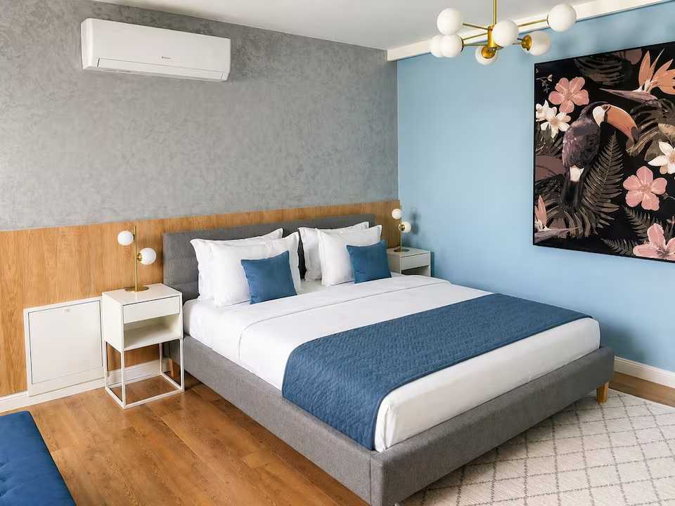 O cameră cu pat și o fereastră — apartament în Oradea