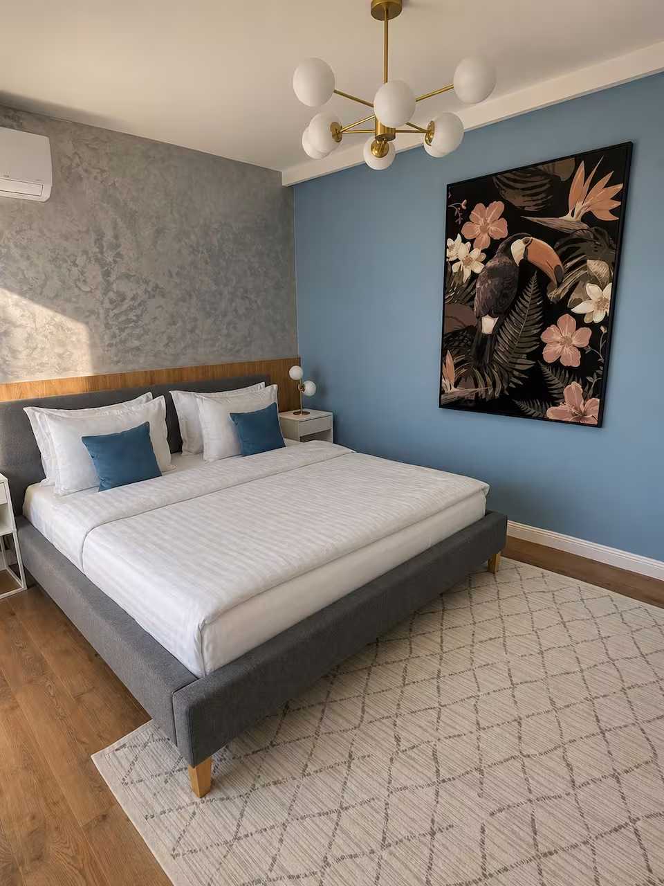 O cameră cu pat și o fereastră — apartament în Oradea