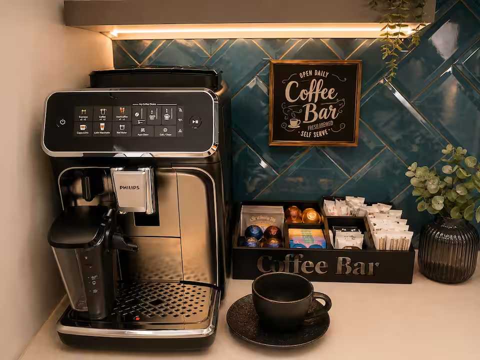 Un producător de cafea negru și argintiu stând pe o bancă — apartament în Oradea