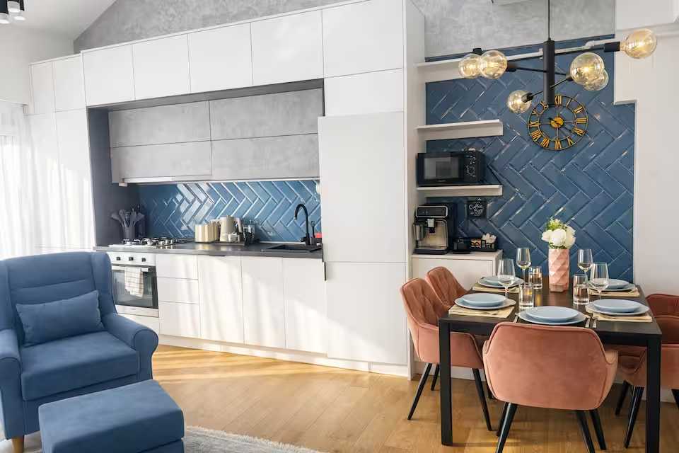 O bucătărie cu masă și scaune — apartament în Oradea