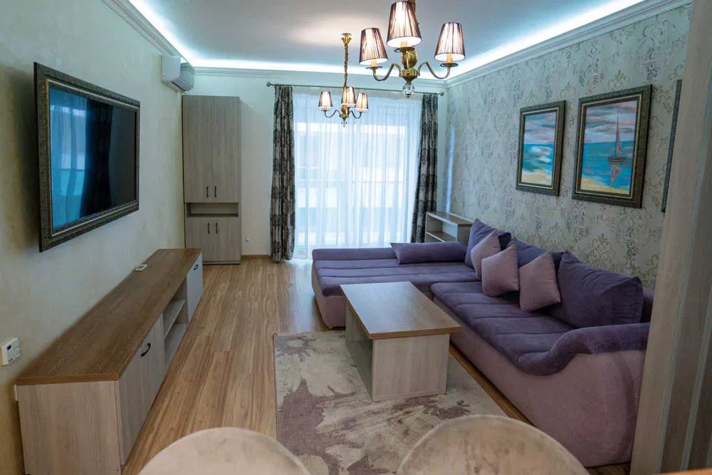 Spațiul este împărtășit între patru camere, cu mobilierul principal aflat în centrul sălii comune