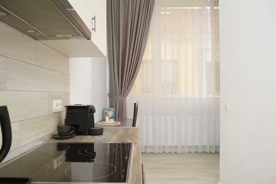 O bucătărie cu un cuptor și o fereastră — studio în Oradea