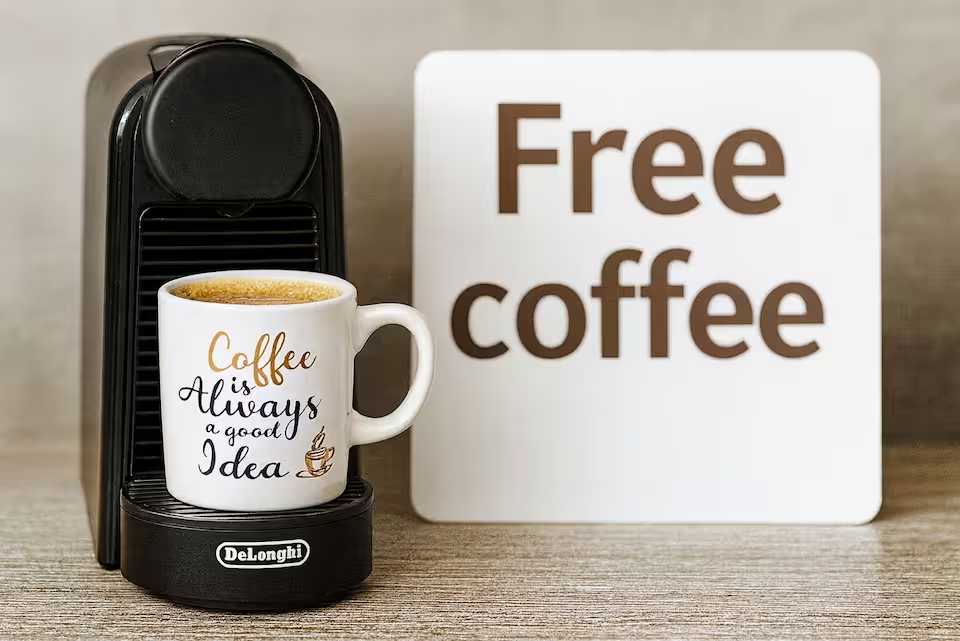 O cafea neagră cu o ceașcă de cafea albă care spune "întotdeauna o idee bună" pe ea — studio în Oradea