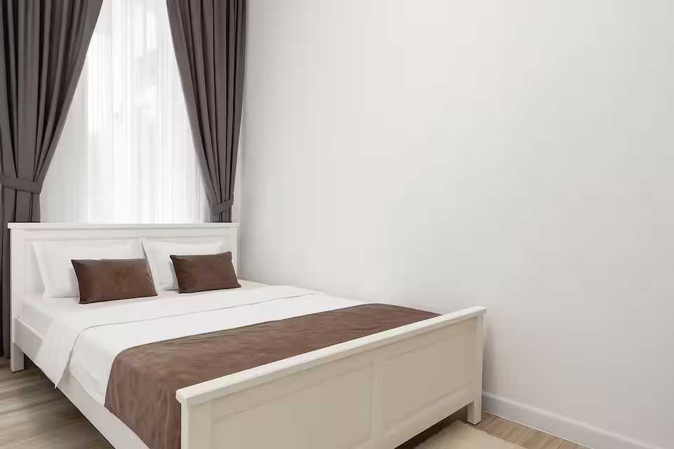 O cameră cu pat alb și o fereastră — studio în Oradea