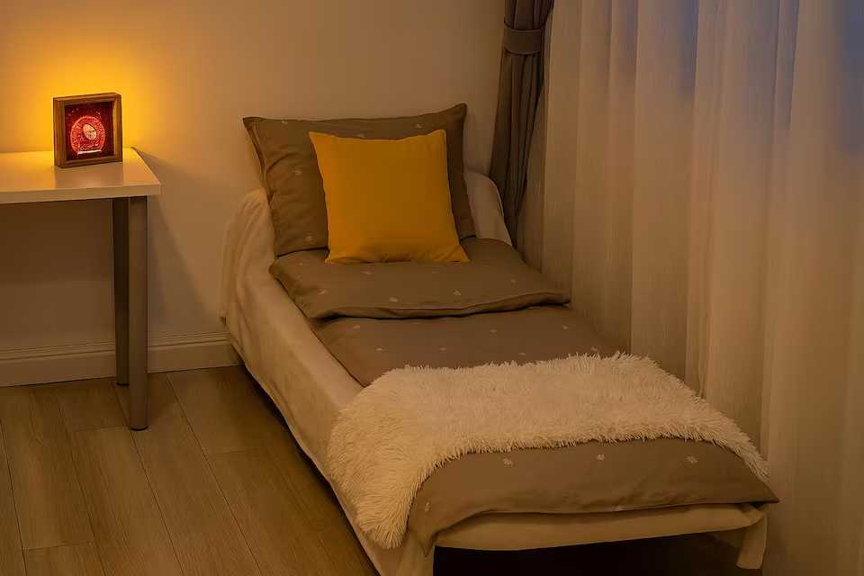 O cameră cu pat și o fereastră — studio în Oradea