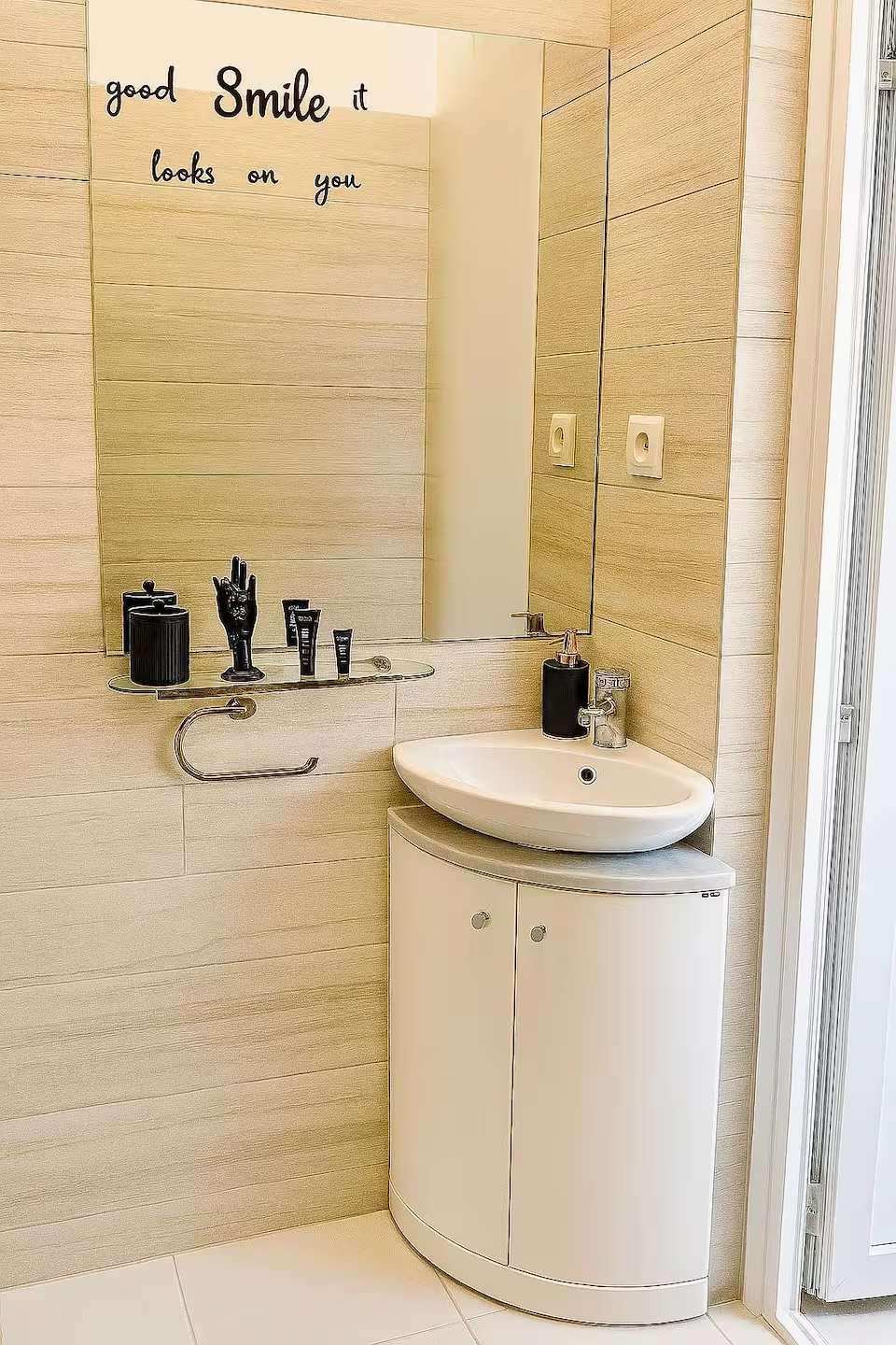 O baie cu chiuvetă și oglindă — studio în Oradea