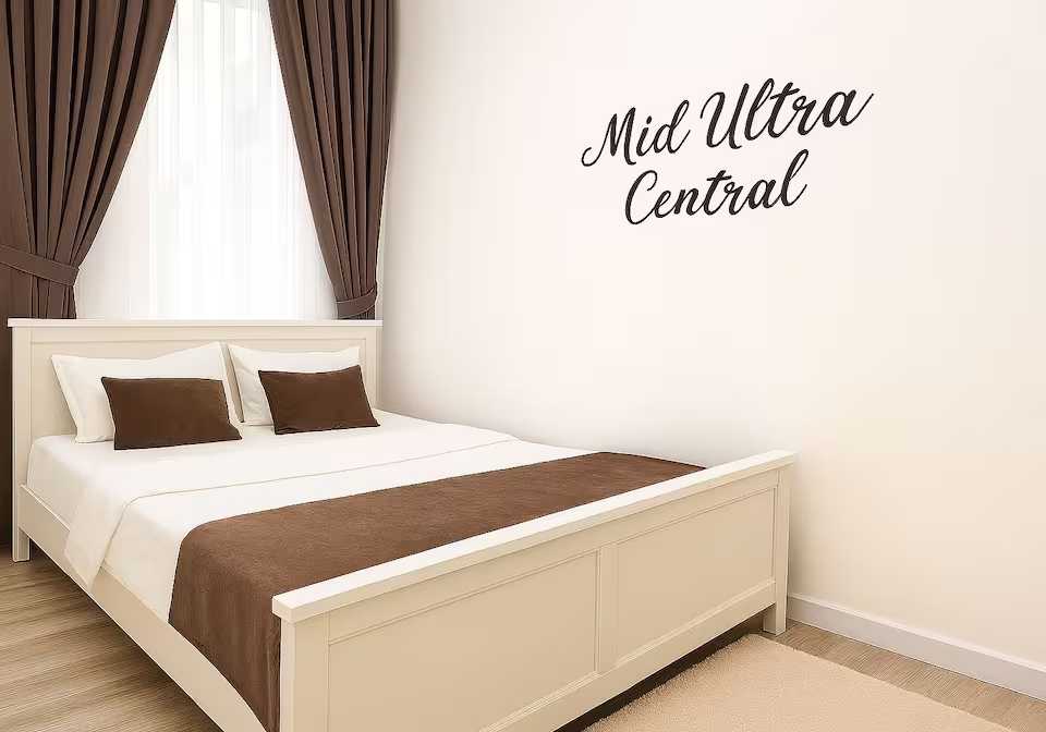 O cameră cu pat și o fereastră — studio în Oradea