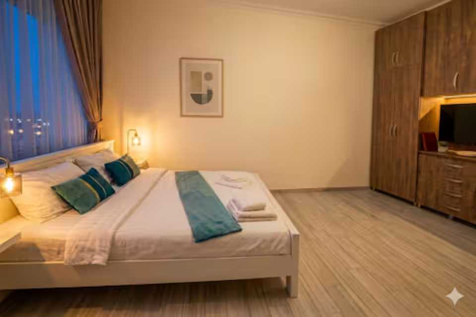 O cameră cu un pat și o imagine pe perete — studio în Oradea