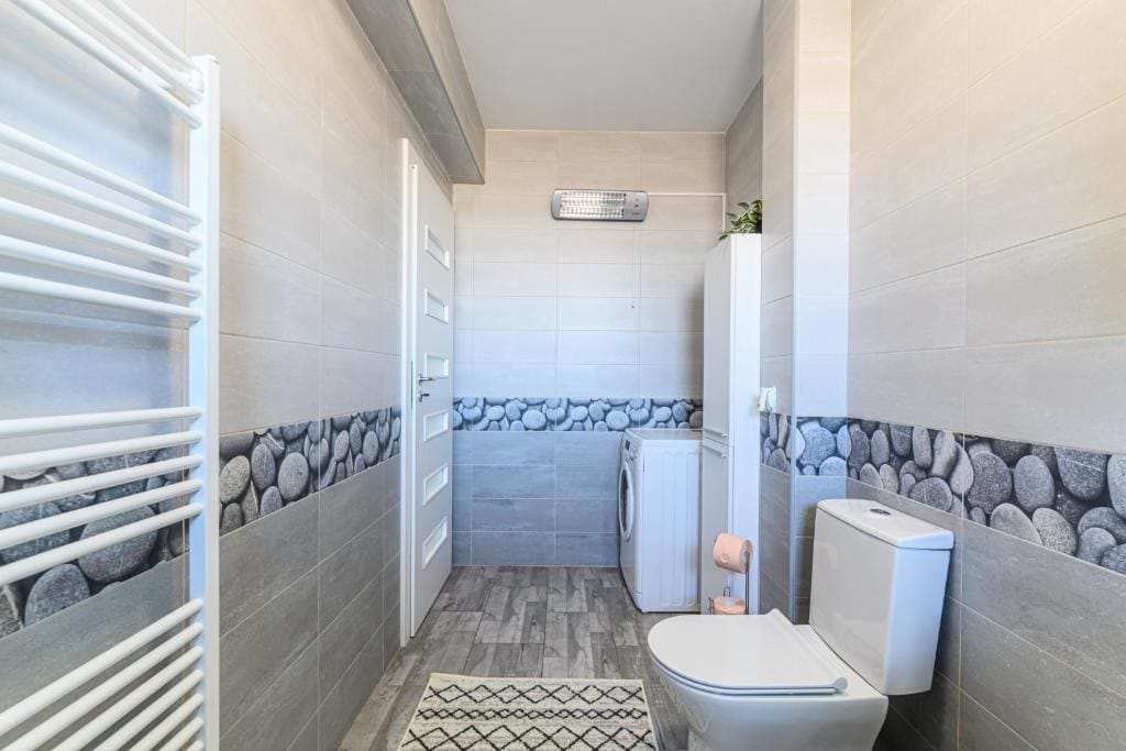O baie cu toaletă și duș — apartament în Brașov