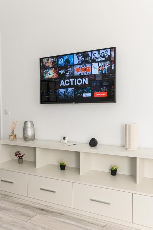 Camera de zi cu televizor cu ecran plat — apartament în Brașov