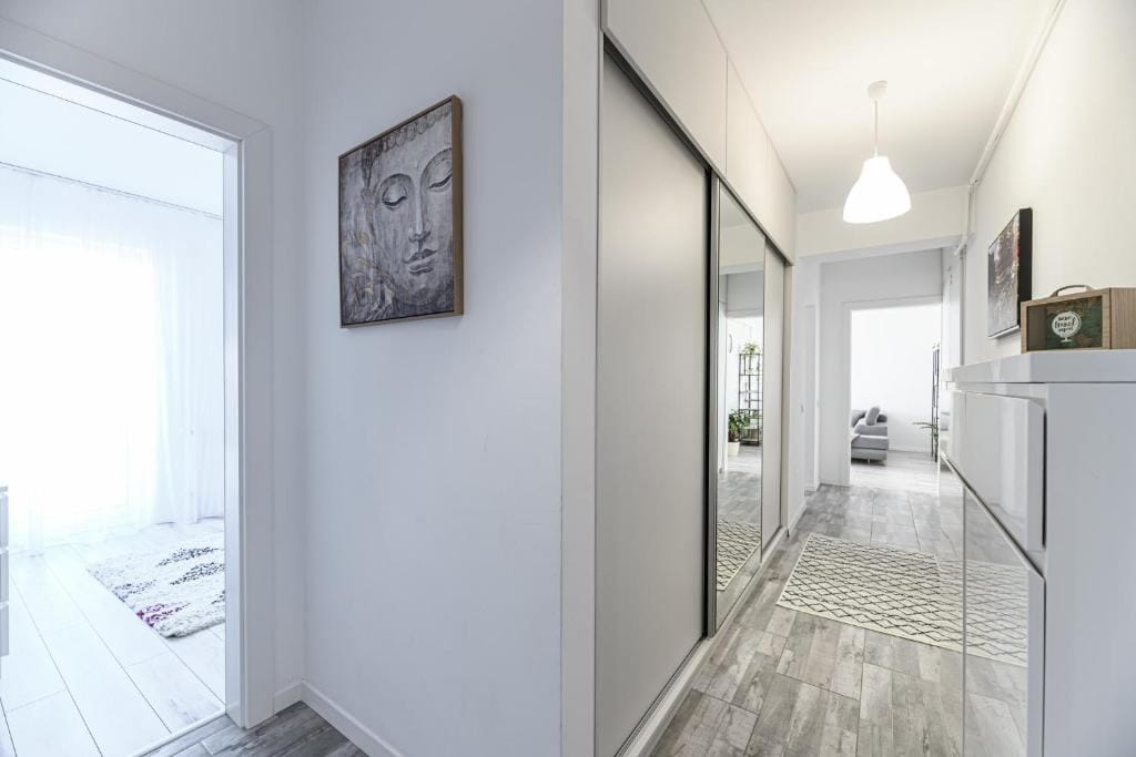 O cameră cu oglindă și o imagine pe perete — apartament în Brașov