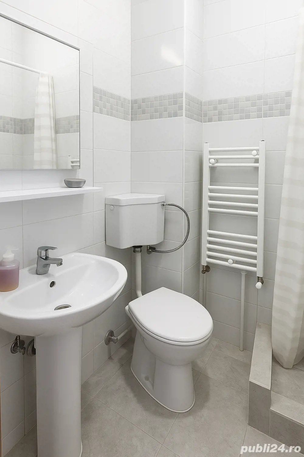 O baie albă cu toaletă și chiuvetă