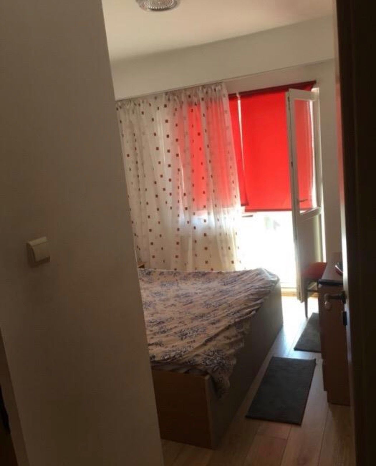 O cameră cu pat și o fereastră