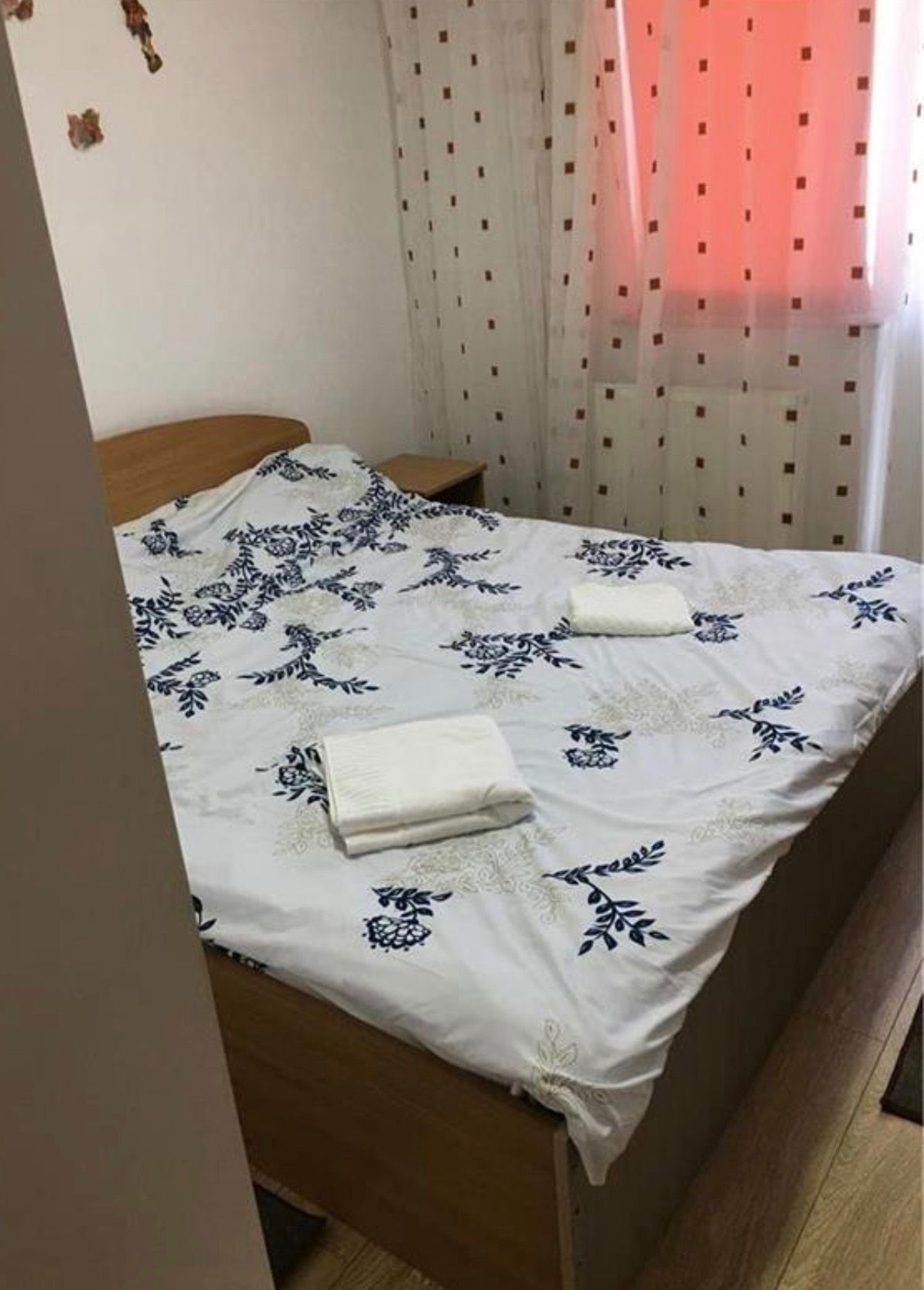 O cameră cu pat și o fereastră