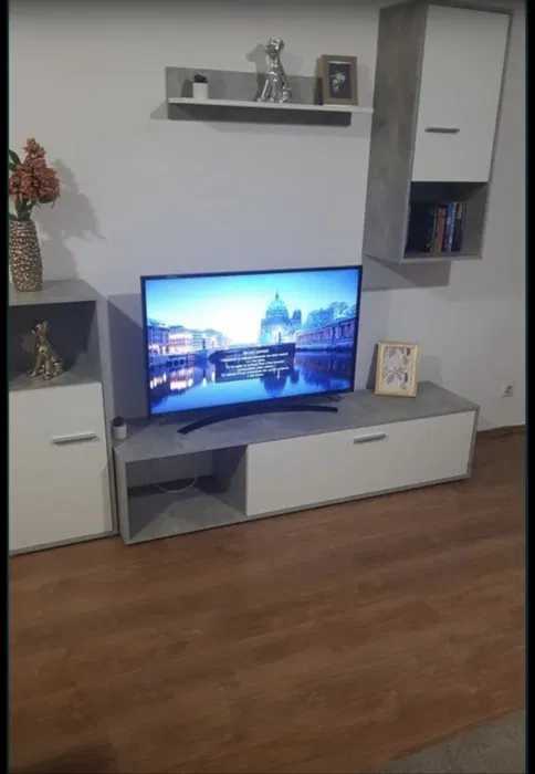 O cameră cu televizor cu ecran plat și o fereastră