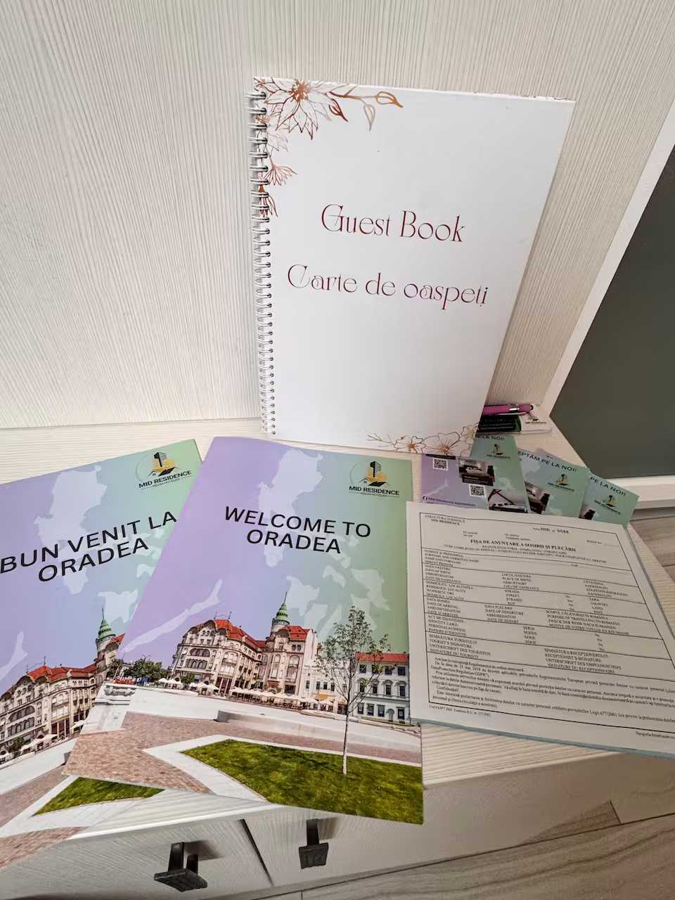 O carte de oaspeți și o broșură pentru un hotel — apartament în Oradea