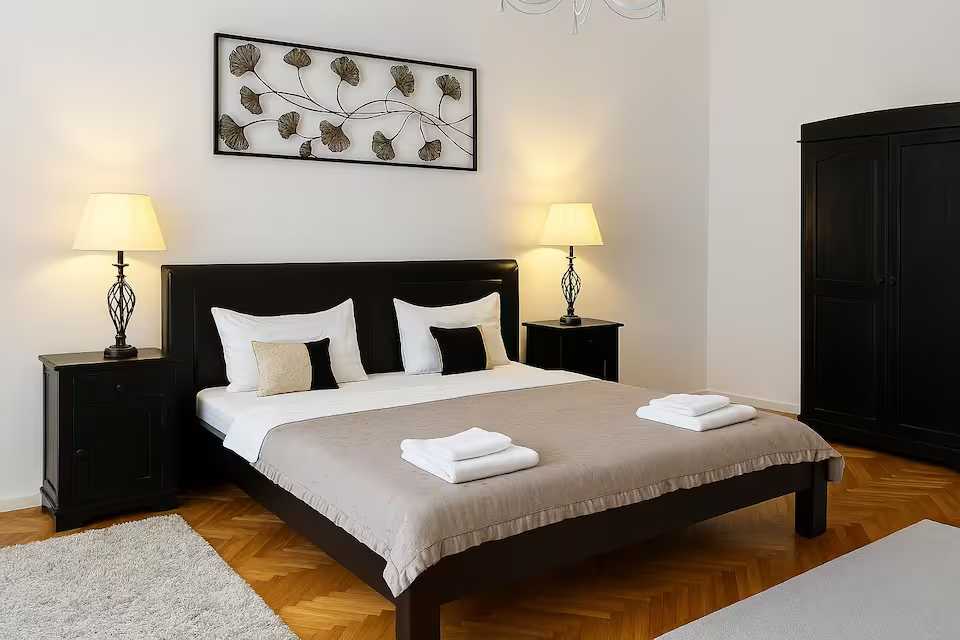 O cameră cu un pat și o lampă — apartament în Oradea