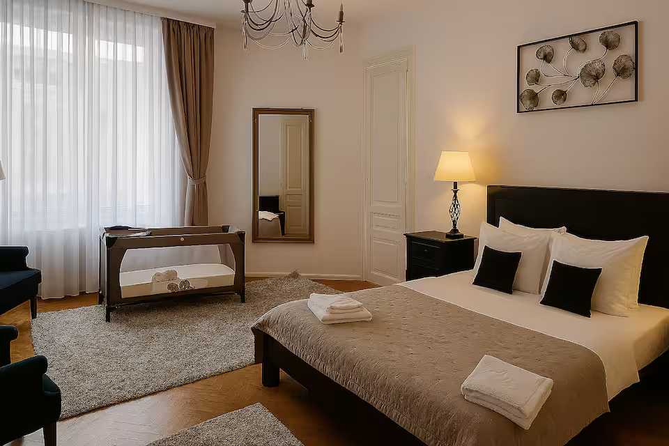 O cameră cu un pat, o oglindă și o fereastră — apartament în Oradea