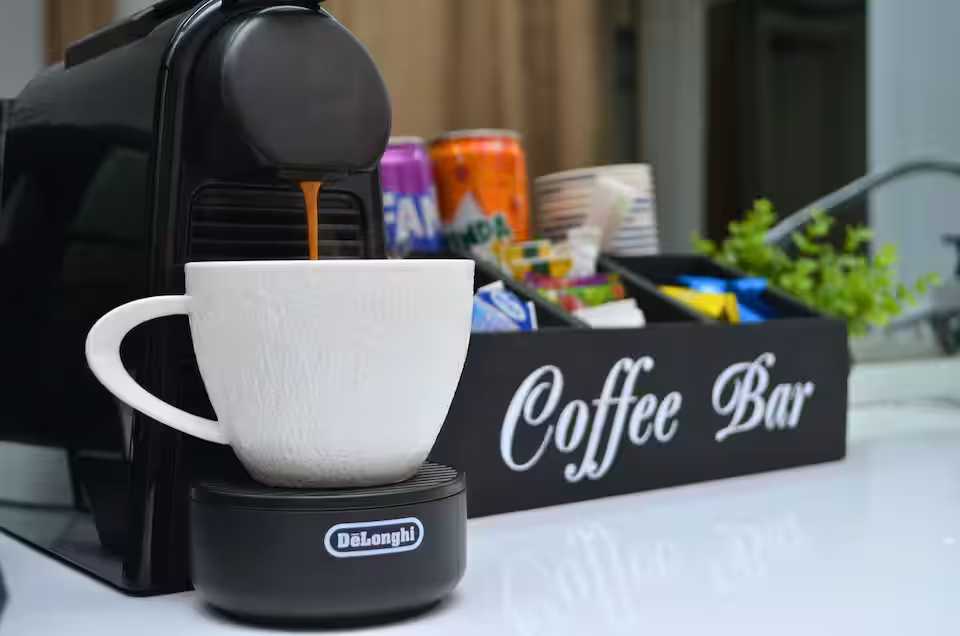 Un bar cu o mașină de cafea și o ceașcă de cafea — apartament în Oradea