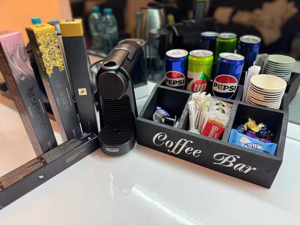 O cameră cu o cafenea și o oglindă — apartament în Oradea