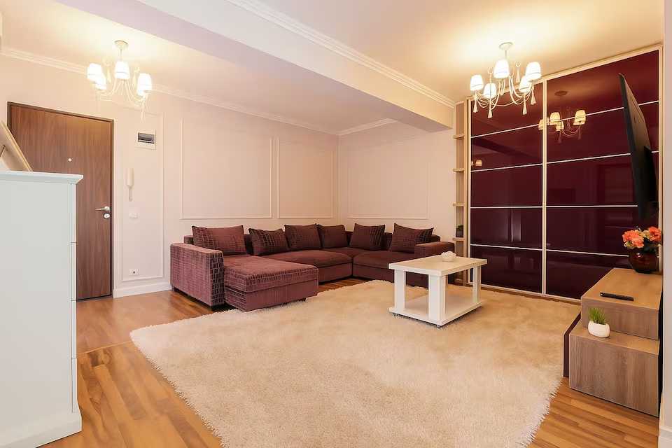 Camera de zi cu canapea și masă — apartament în Oradea