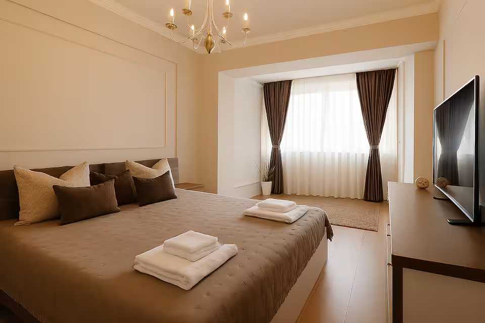 O cameră cu pat și o fereastră — apartament în Oradea