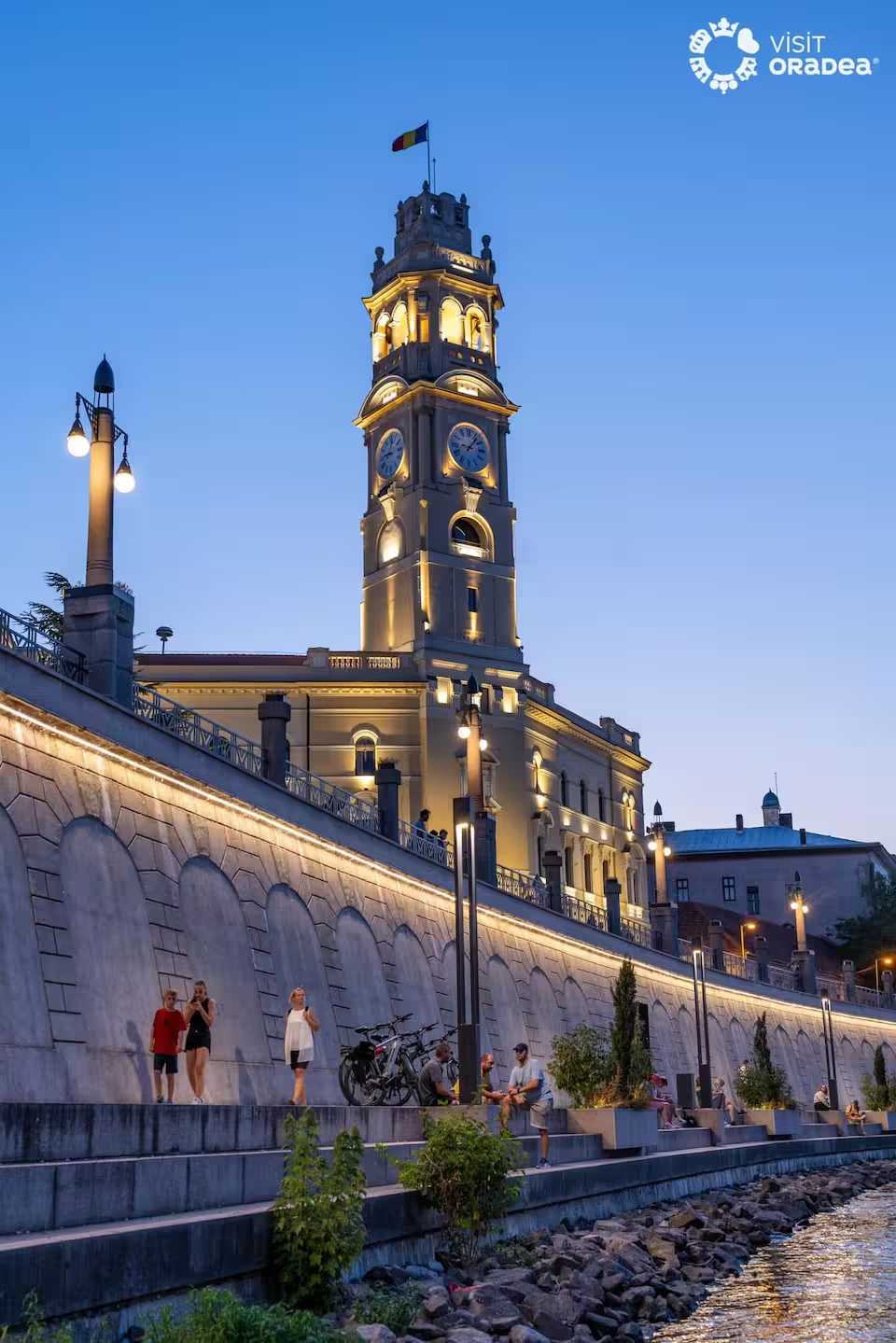 O cameră de hotel cu vedere la turnul de ceas — apartament în Oradea