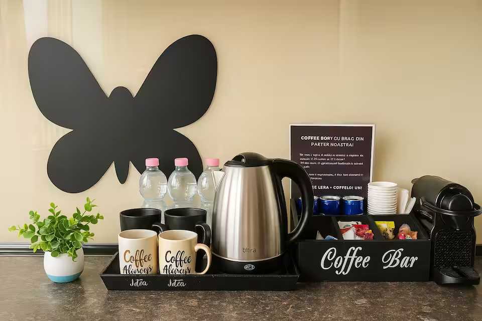 O cafenea cu o mașină de cafea și sticle de apă — apartament în Oradea