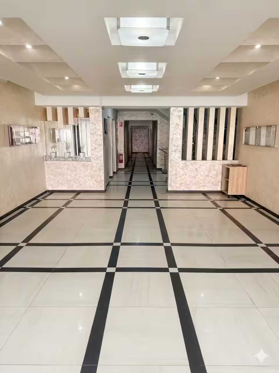 Un coridor într-un hotel — apartament în Oradea