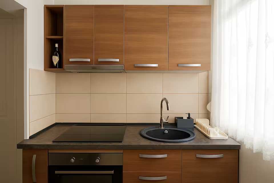 O bucătărie cu o cană și un cuptor — apartament în Oradea