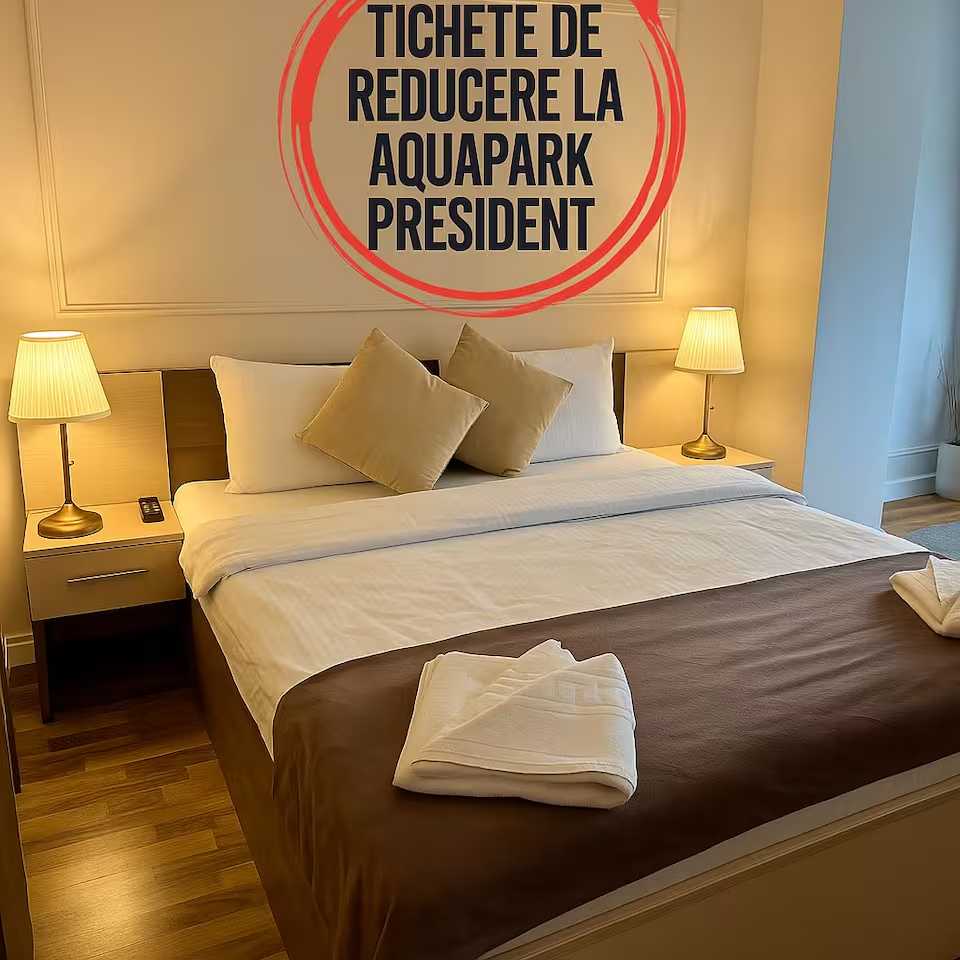 O cameră cu un pat, o lampă și o fereastră — apartament în Oradea